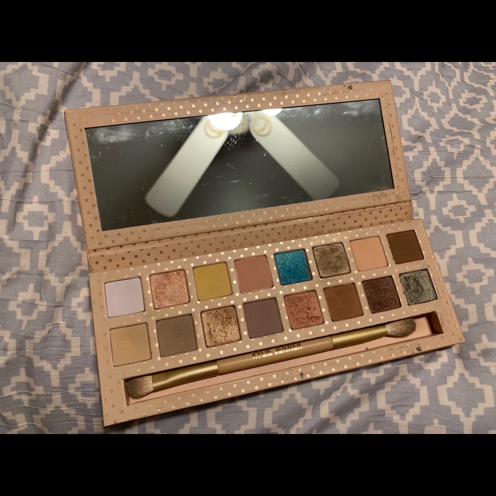 Take me on vacation by KYLIE cosmetics